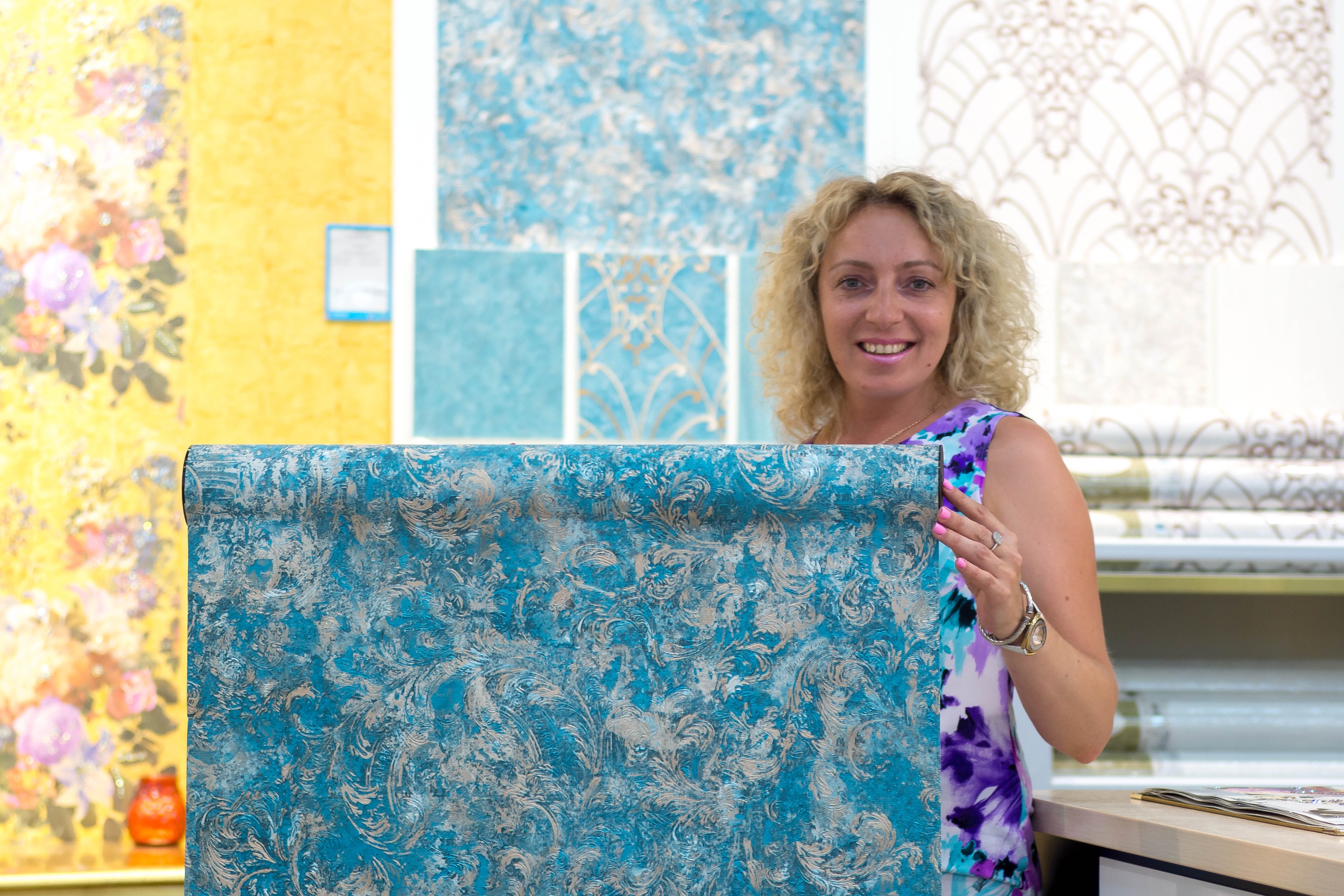 На фото Ирина с обоями Blumarine: Blumarine арт. 26068