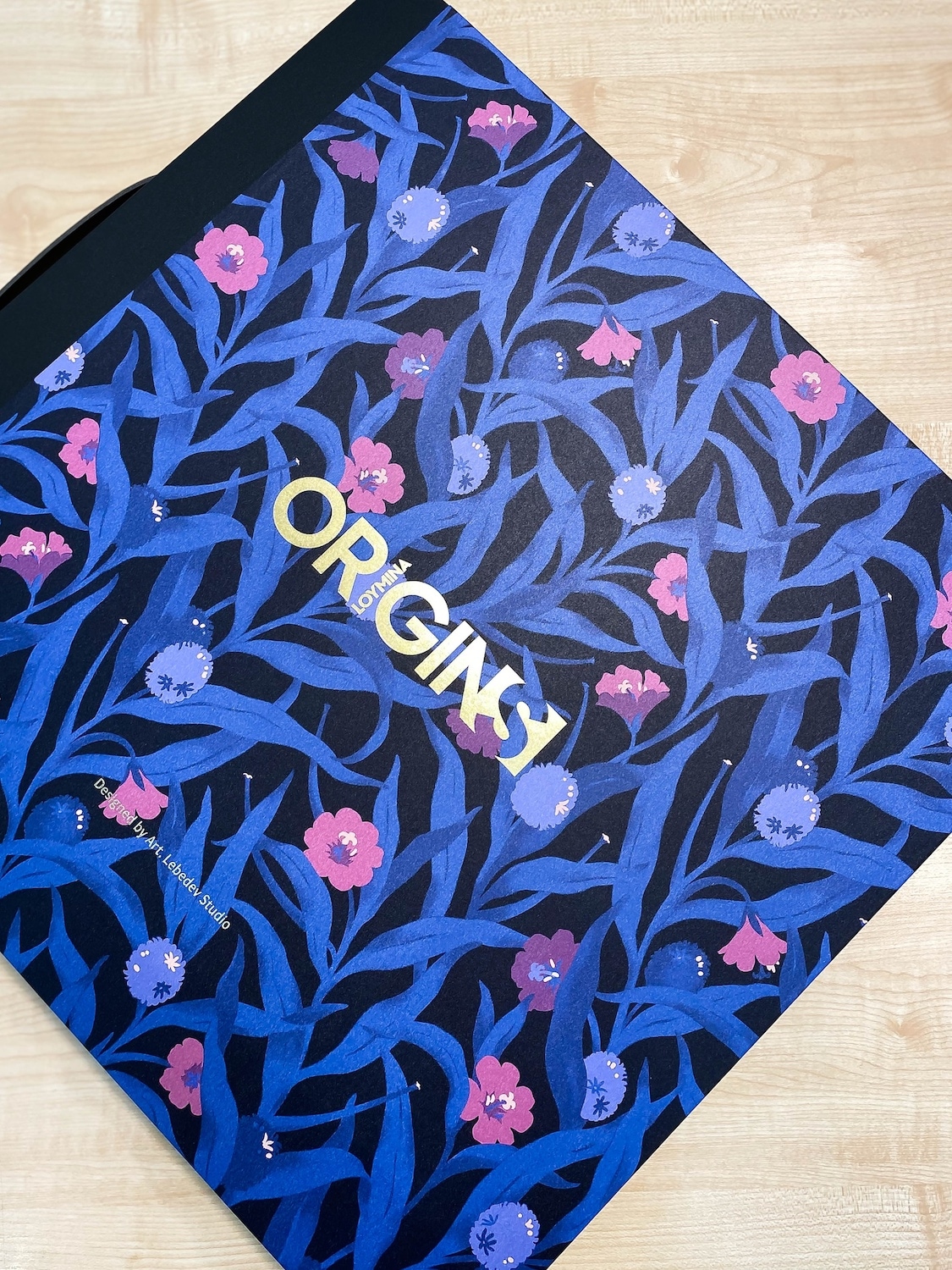 Коллекция Origins, созданная в тандеме фабрики Loymina и студии Артемия Лебедева Коллекция Origins, созданная в тандеме фабрики Loymina и студии Артемия Лебедева