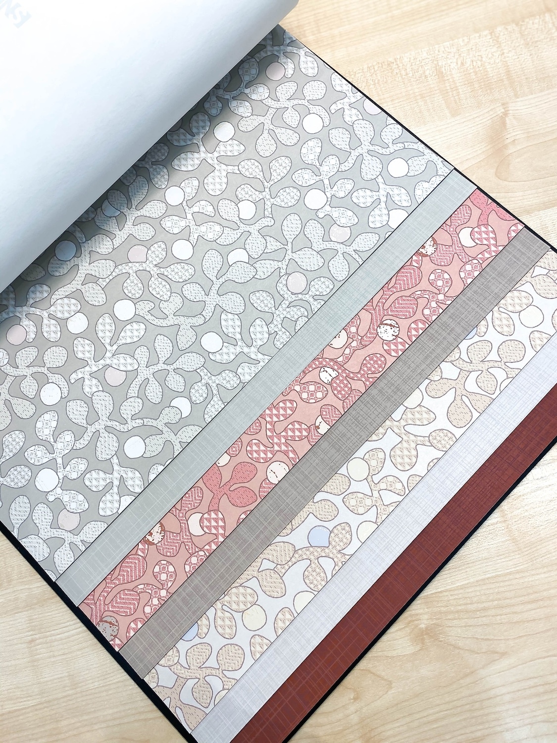 Коллекция Origins, созданная в тандеме фабрики Loymina и студии Артемия Лебедева Коллекция Origins, созданная в тандеме фабрики Loymina и студии Артемия Лебедева