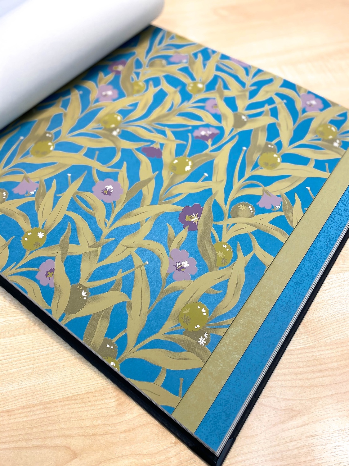 Коллекция Origins, созданная в тандеме фабрики Loymina и студии Артемия Лебедева Коллекция Origins, созданная в тандеме фабрики Loymina и студии Артемия Лебедева